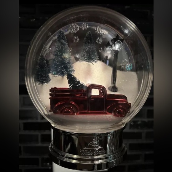 NWT Bath & Body Works RED TRUCK & LIGHT Snow Globe Wallflower Plug In Lights Up - Picture 8 of 8